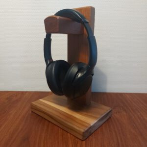 Hoofdtelefoonstandaard van teak en mahonie.