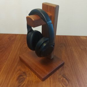 Hoofdtelefoonstandaard van teak, palissander en mahonie.